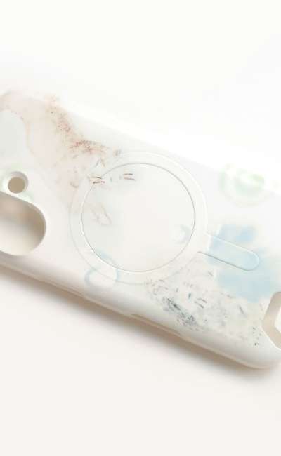 【MagSafe マット硬質カードケース】雲の上の猫たちと