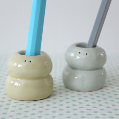 Lazy bug toothbrush holder