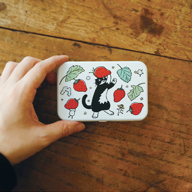 Strawberry Mo_ Tin Case
