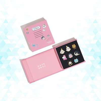 Momo Friends Badge Set