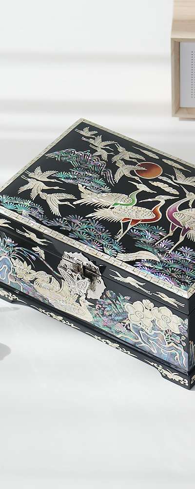 螺鈿漆器 コリア 韓国文化の美しさを映した螺鈿漆器 彩色月松鶴 貝宝石箱 ブラック 21cm
