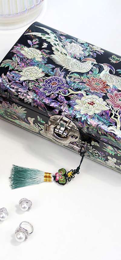 螺鈿漆器 コリア 洗練されたデザインの金鶏牡丹 貝細工ジュエリーボックス 24センチ (チャン・テボク作品)