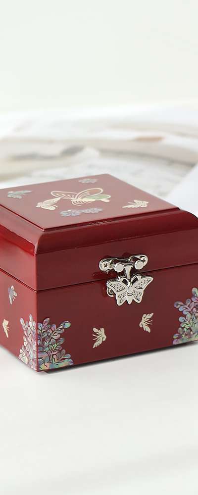 Mother-of-Pearl Lacquerware Korea - Square Jewelry Box with Traditional Korean Beauty