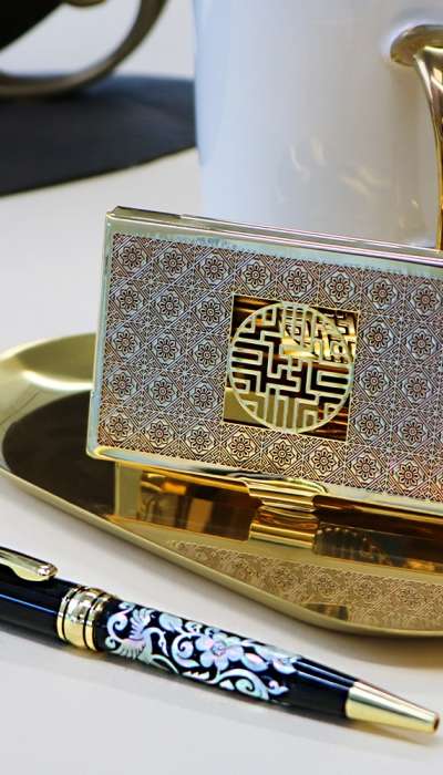 Traditional Korean Souvenir 2-Piece Set - Metal Gold Business Card Case + Mother-of-Pearl Ballpoint Pen