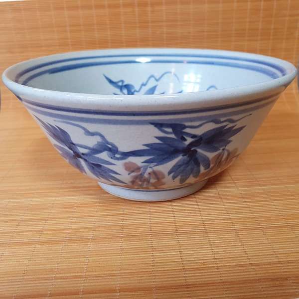 [Handoyo] White Porcelain Blue and Red Oxide Grape Pattern Large Tea Bowl by Master Craftsman No. 14 Seo Kwang-soo of the Republic of Korea