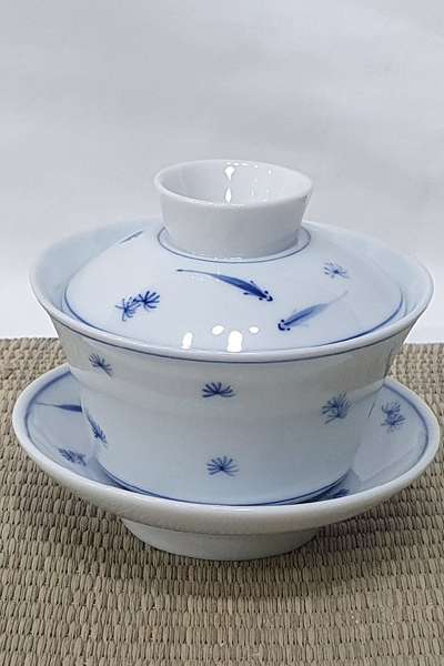 台湾 竹君 青花白磁 蓋碗配 – 端麗な魚紋の蓋碗 茶器