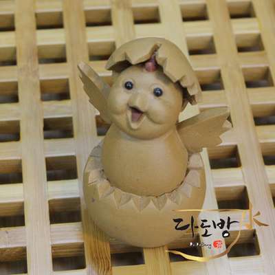 Car Dashboard - Chick Hatching from Egg / Dashboard Decoration Figure