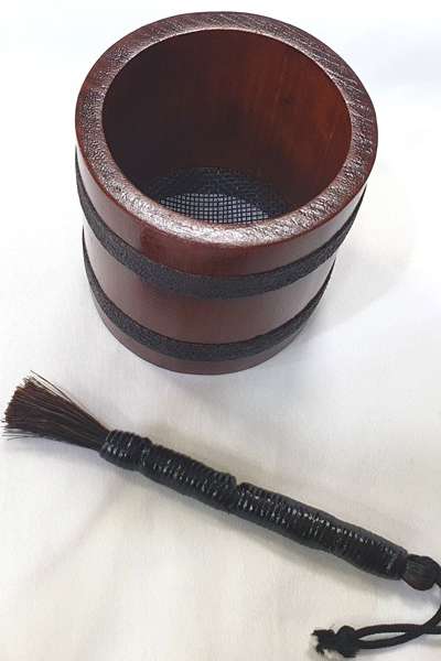 職人が製作した円筒形馬毛茶漉しと茶筅セット