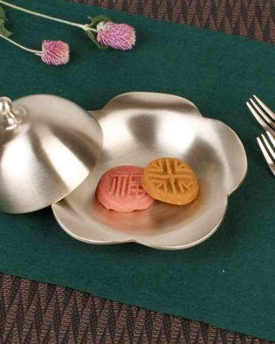 Myungsung Yugi Gaon Flower Petal Cold Dish Medium (with Lid)