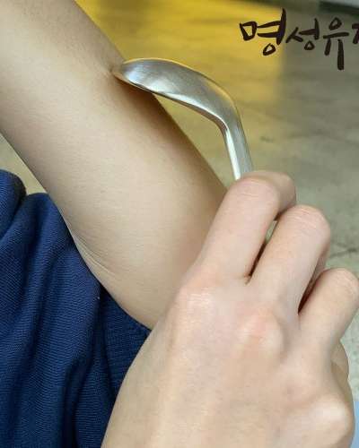 Myeongseong Yugi Bangjja Mini Ladle Massage Gua Sha Scraper