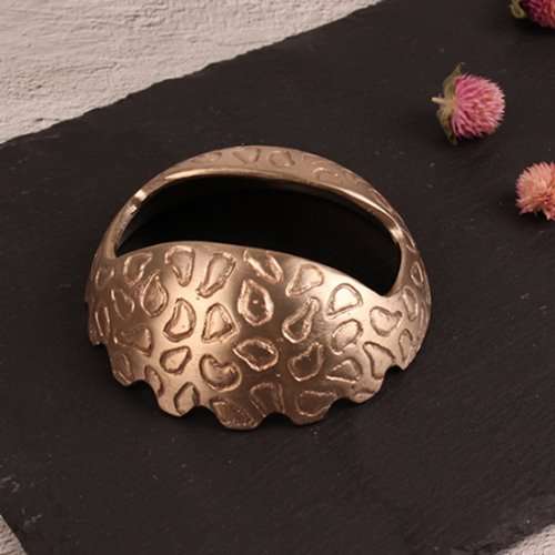 Myeongseong Yugi Yugi Emboss Single-Hole Gua Sha Scraper (One-Hand)