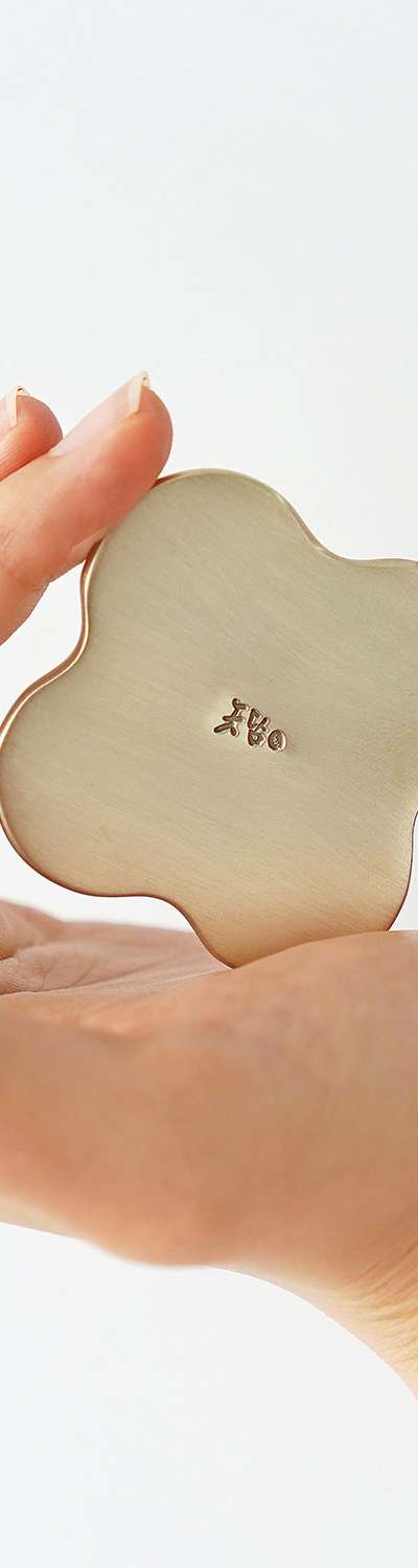 Clover Gua Sha Massage Tool with Pouch - Bangja Yugi