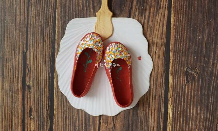 Hanji Shoe and Fan Wall Frame