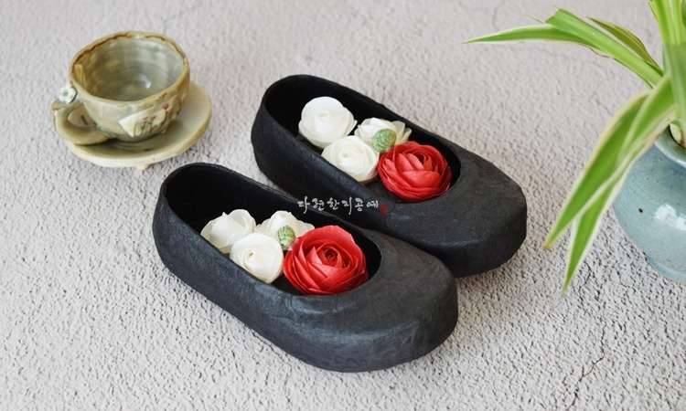 Hanji Flower Shoes (Black)
