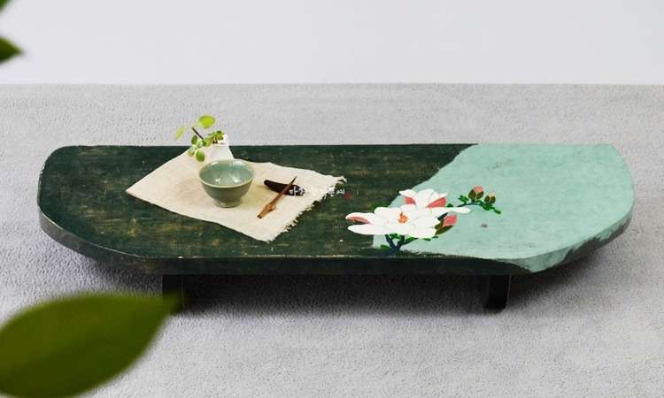 Vintage Magnolia Flower Low Table