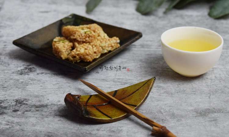 Leaf-Shaped Spoon Rest