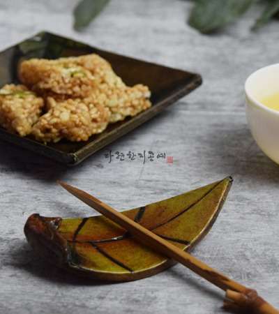 Leaf-Shaped Spoon Rest