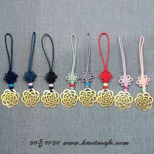 Hanbok-Inspired Rose Pendant Keyring