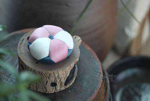 Round Needle Cushion with Base (DIY Package, Flower Bud Needle Cushion)