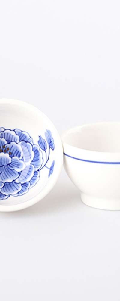White Porcelain Blue-and-White Peony Patterned Soju Cup Set