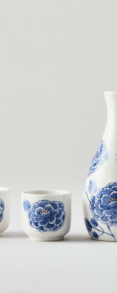 White Porcelain Blue-and-White Peony Drinking Cup and Pouring Vessel Set