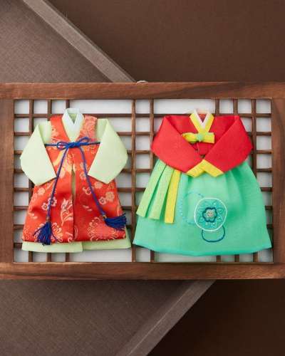 Wooden Lattice Wall Hanging (Couple Hanbok)
