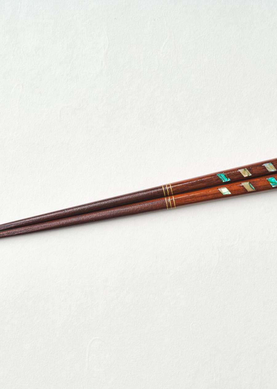 Comb-pattern Mother-of-Pearl Accessory in Brown