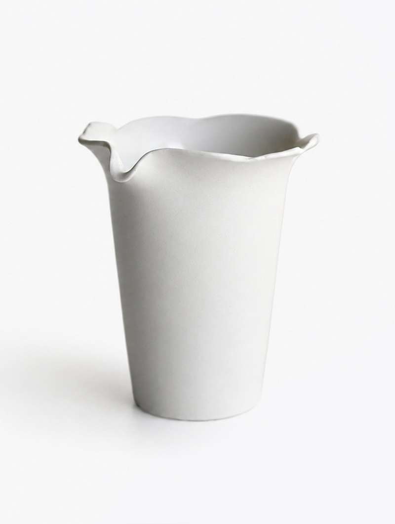 White Porcelain Daffodil Tea Vessel