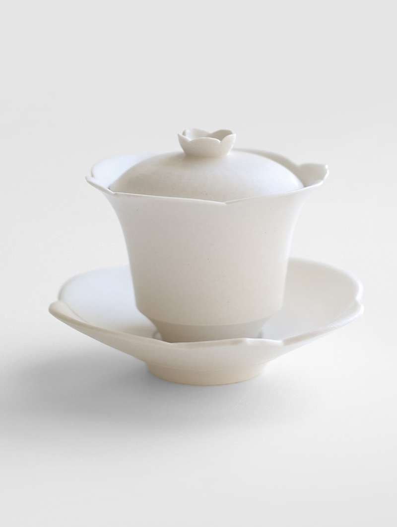 White Porcelain Flower-Shaped Petal Tea Bowl