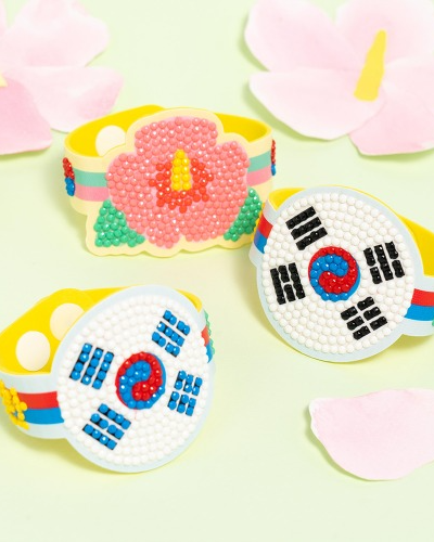 Korea Symbols Gem Cross Stitch Bracelet Making Set - Elementary Art DIY Patriotic Beaded Cross Stitch Design Cubic Play Kit for Children and Toddlers