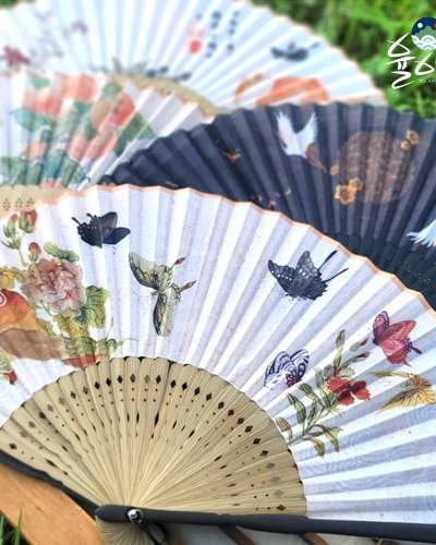 民画を手にした伝統うちわ 折り畳み式うちわ 合竹扇 竹うちわ