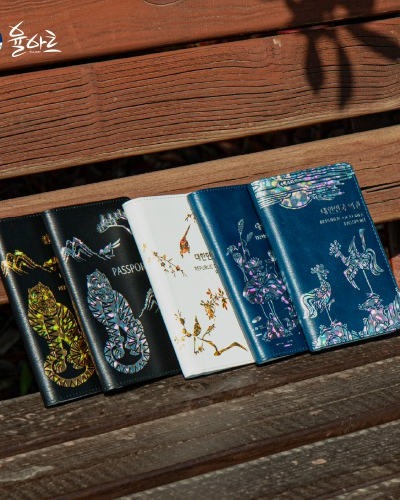 Mother-of-Pearl Minhwa Passport Case Wallet Pouch Travel Leather Cover Card Holder Foreign Gift Scratch-Resistant Travel Gift Recommended