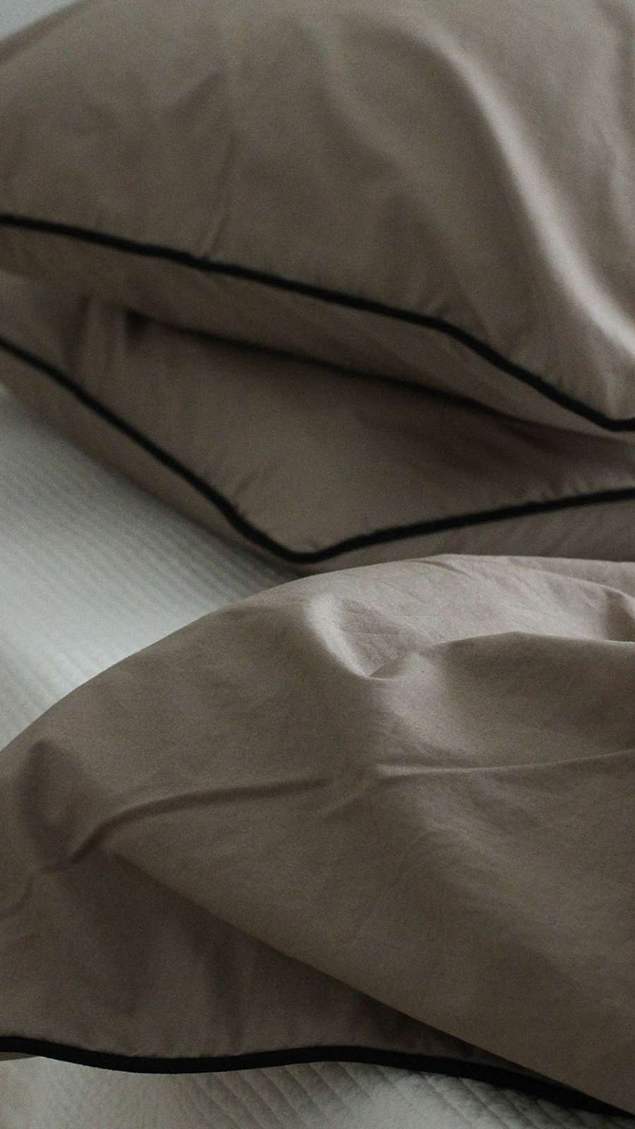 Line Point Bedding - Cocoa Beige/Black