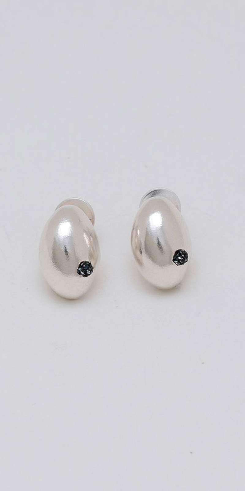 TINY OVAL EARRING