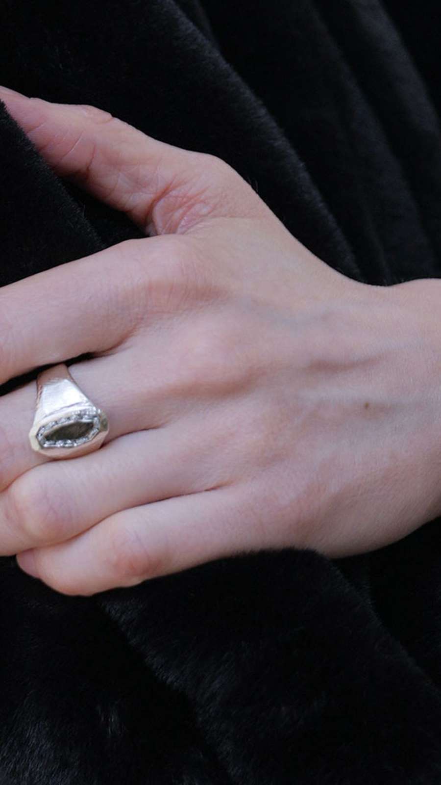 OVAL PEBBLE RING - SILVER