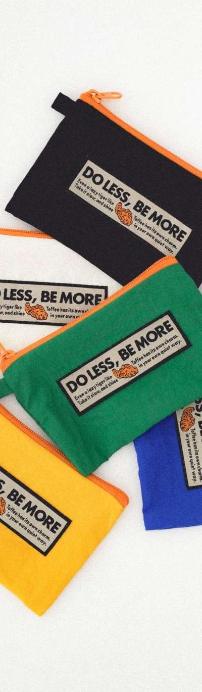DO LESS, BE MORE Square Pouch S