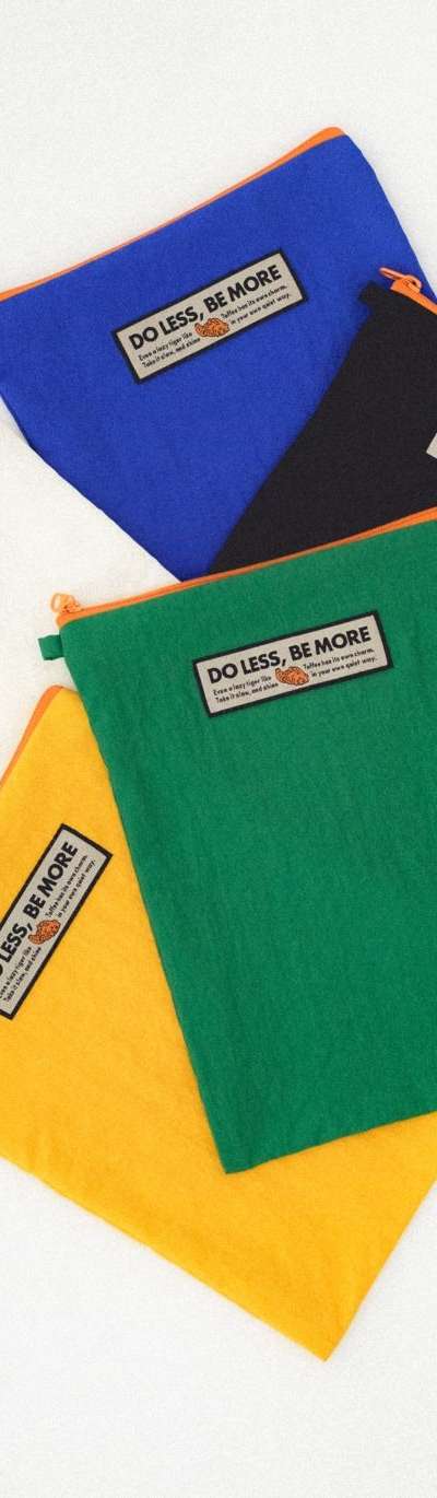 DO LESS, BE MORE Square Pouch M