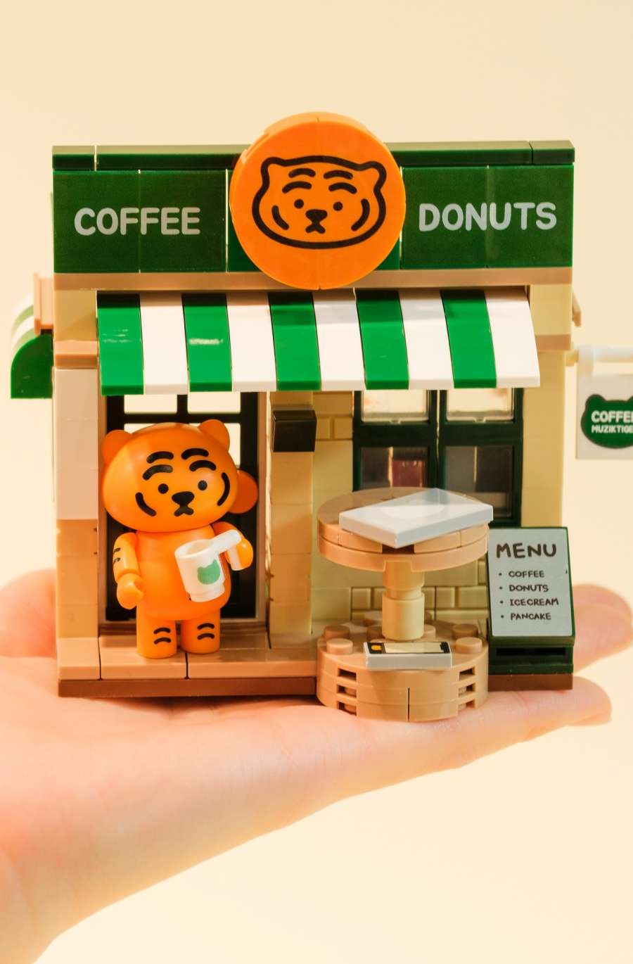 MUZIKTIGER Ttoongrangi's Dessert Cafe Brick Figure