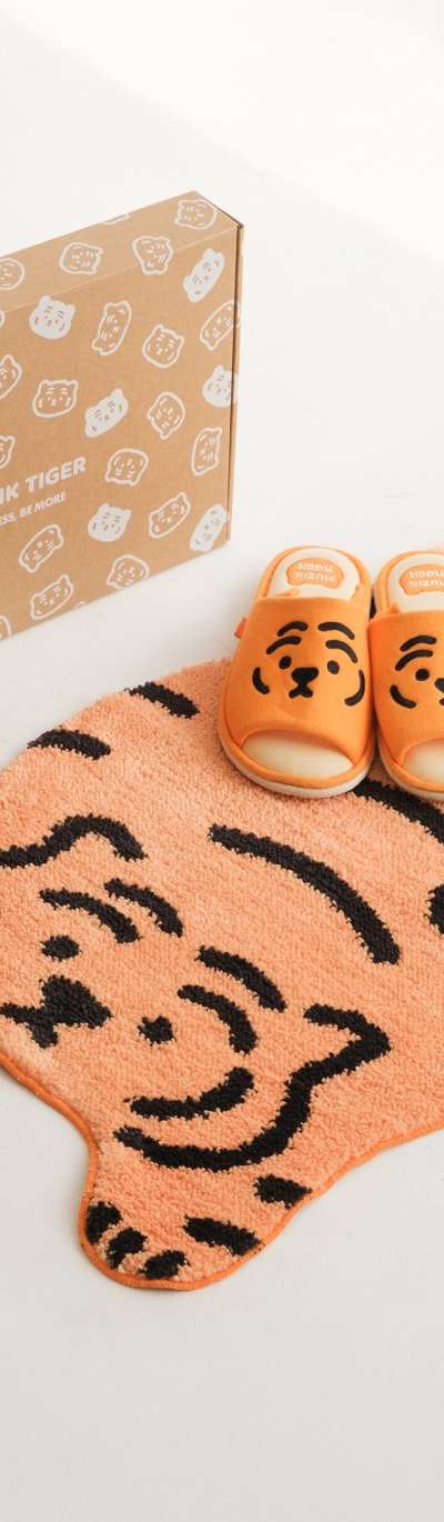 Comfort Gift Set (Chulpudukrang Rug + Home Slippers)