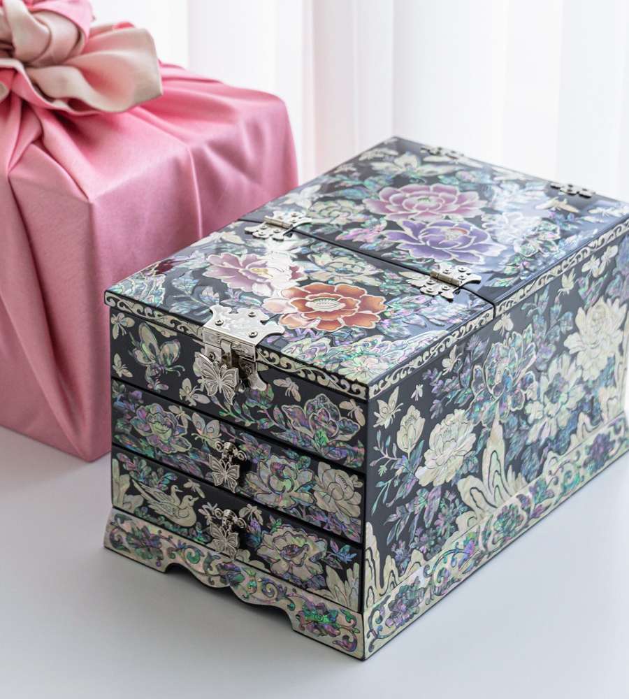 Mother-of-Pearl Lacquerware Jewelry Box with Peony Pattern by Kim Gil-soo