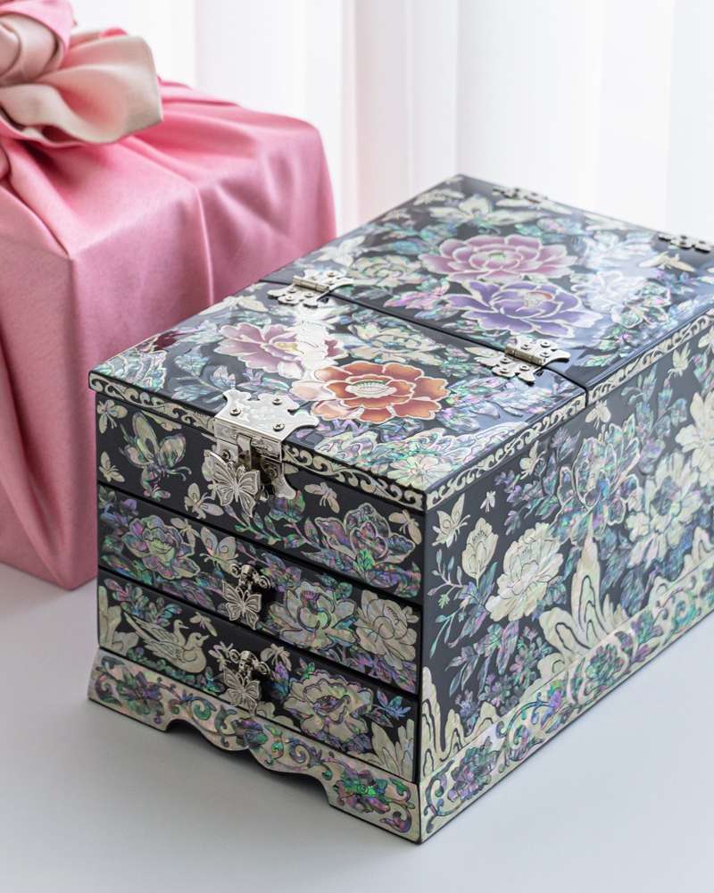 Mother-of-Pearl Lacquerware Jewelry Box with Peony Pattern by Kim Gil-soo