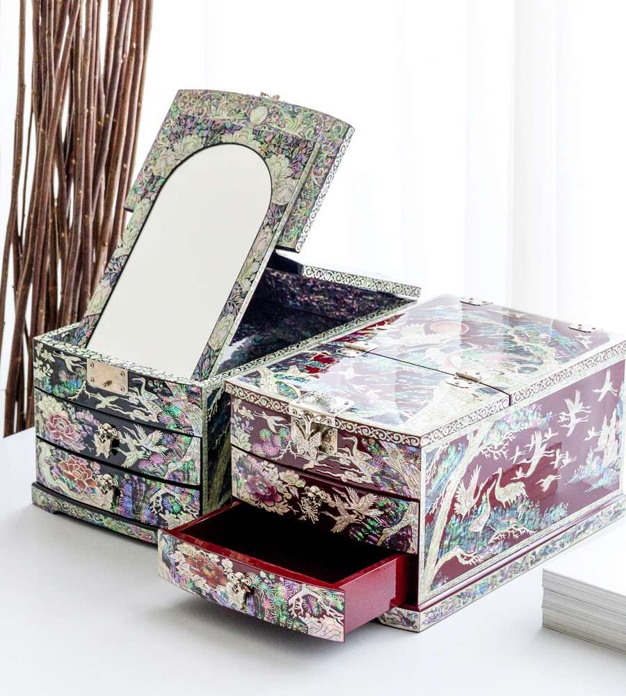 Premium Mother-of-Pearl Lacquerware Cosmetic Box with Crane and Pine Pattern