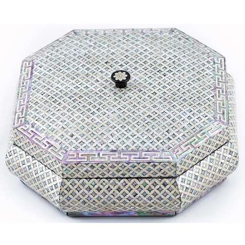 New Chilbo Pattern (Diamond) Four-Section Octagonal Multi-Purpose Box with Finial - Park In-ho