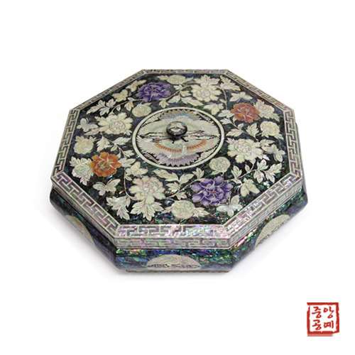 Pine, Crane and Peony Lidded Box with Knob - By Park In-ho
