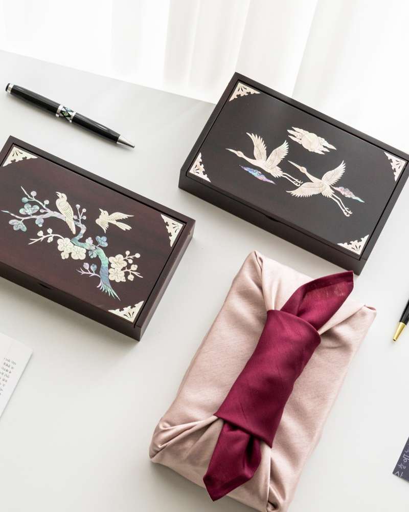 Mother-of-Pearl Inlaid Memo Pad Holder - Traditional Korean Lacquerware Gift