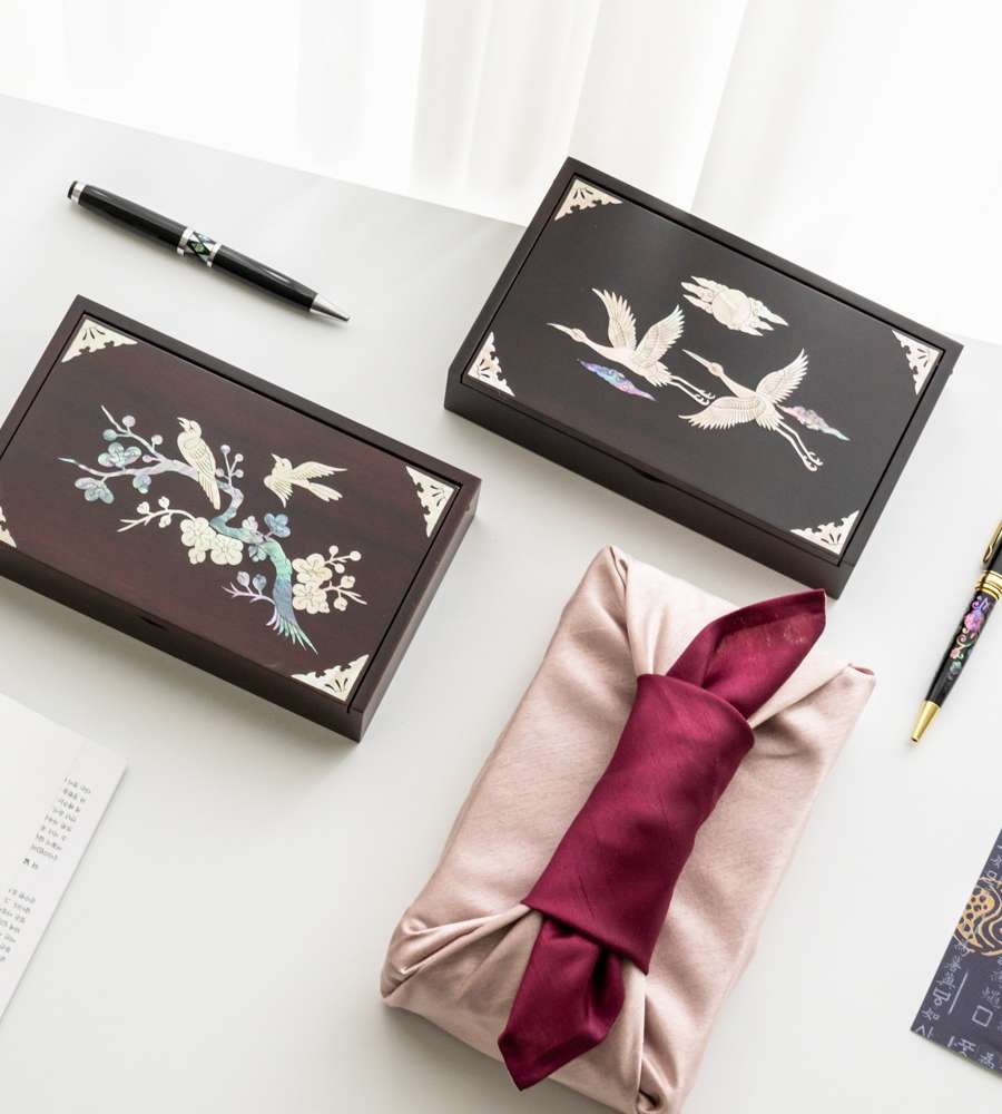 Mother-of-Pearl Inlaid Memo Pad Holder - Traditional Korean Lacquerware Gift