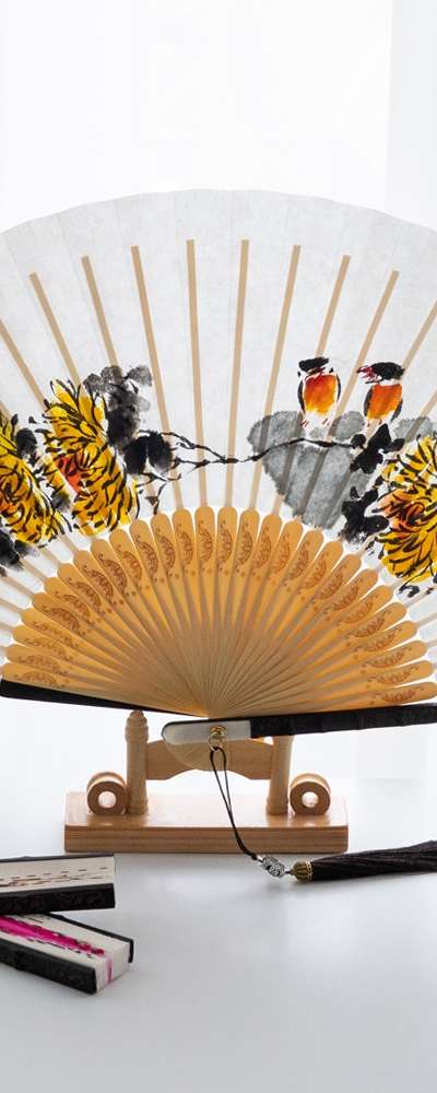 Handwritten Traditional Fan with Black Bamboo Carving - Chrysanthemum (Namjung Park Sang-ok)