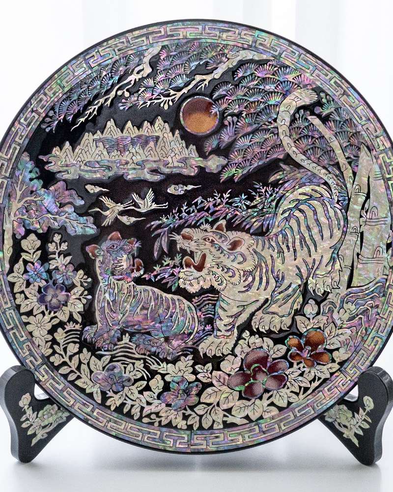 Mother-of-Pearl Lacquerware Ten Symbols of Longevity Decorative Abalone Tray with Tiger Pattern 25cm by Kim Gil-su