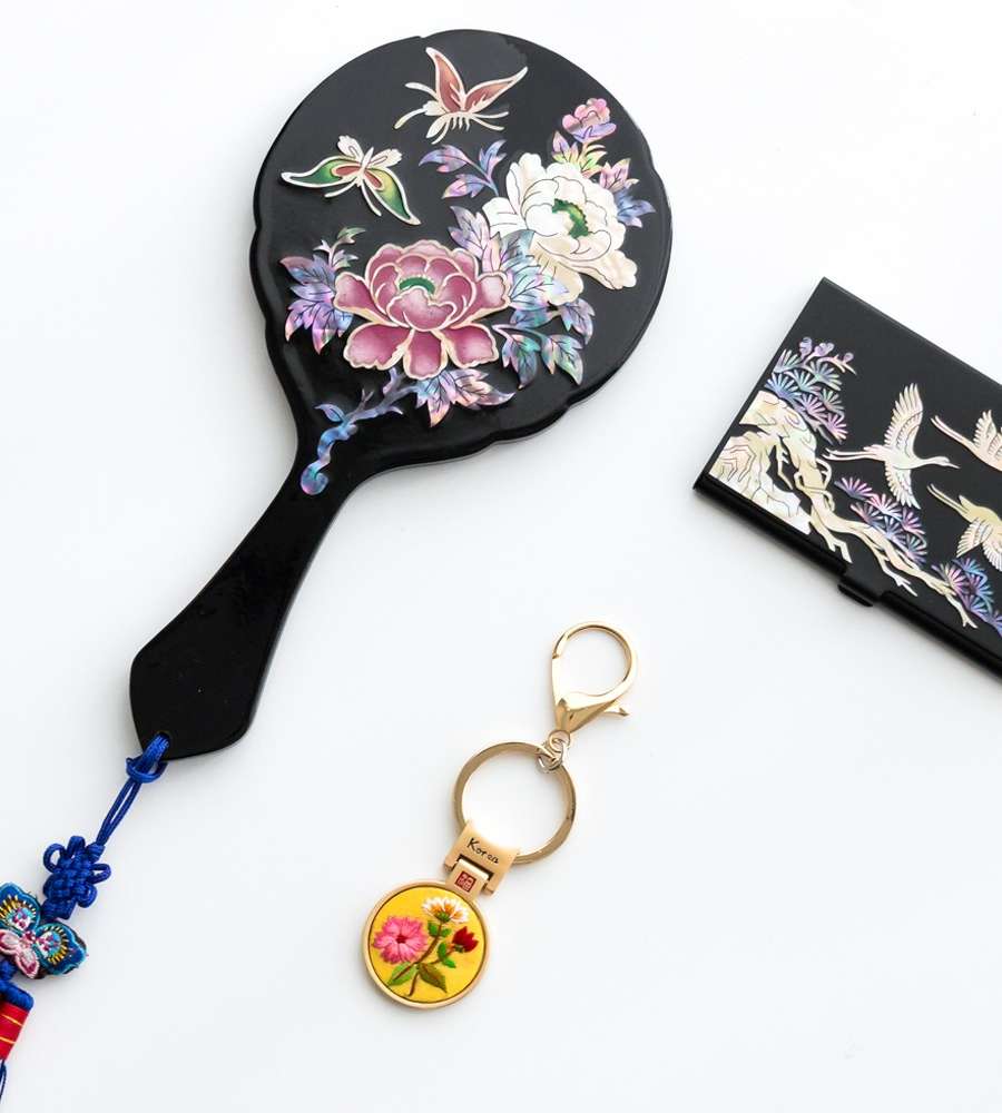 Nacre-Inlaid Mother-of-Pearl Hand Mirror with Cut Handle - Peony (Black, Red)