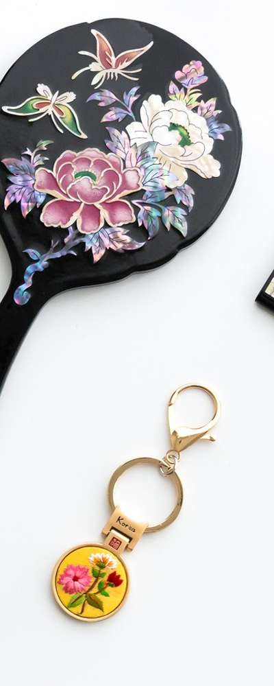Nacre-Inlaid Mother-of-Pearl Hand Mirror with Cut Handle - Peony (Black, Red)